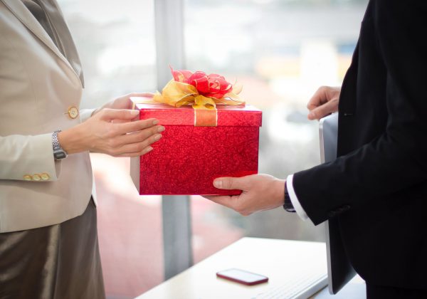 מתנה לכל עובד: איך לבחור מתנות שוות לעובדים?